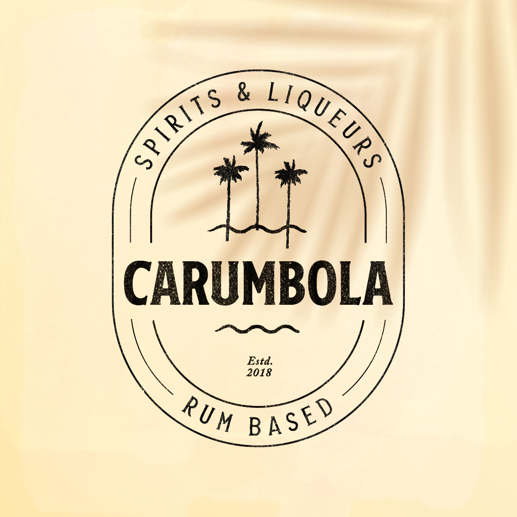 Carumbola Rum-based spirits en liqueurs op achtergrond met palm
